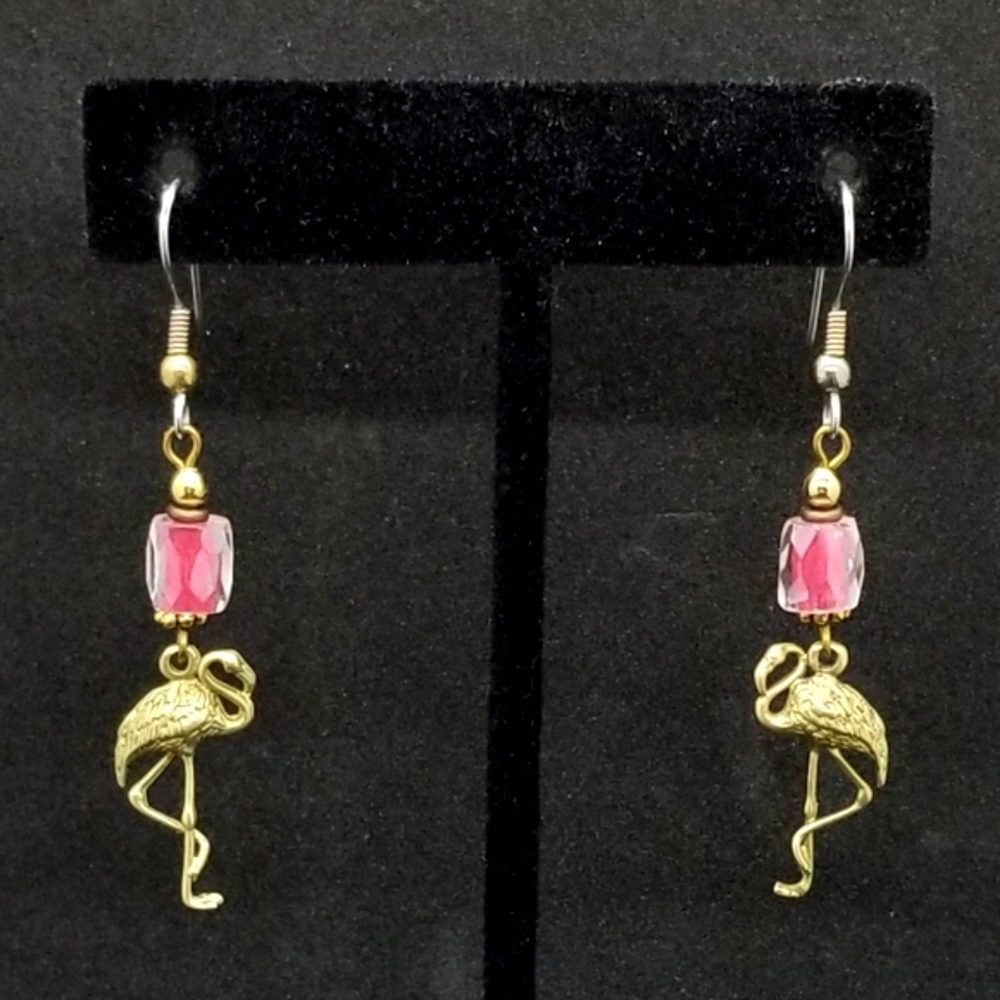Flamingo & hot pink bead earrings 💖